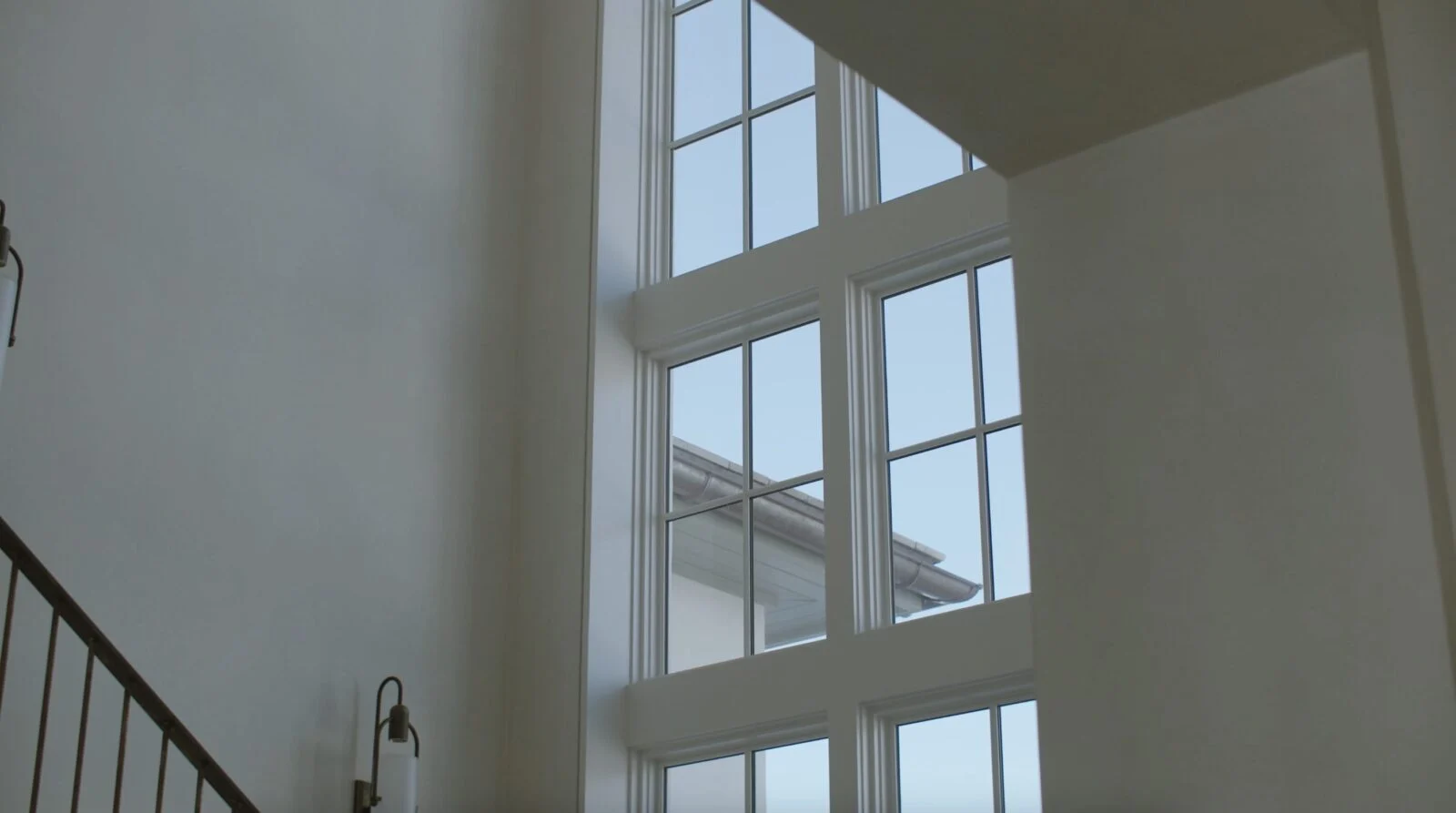 Modern Home on North Shore Island Panama City – Windows Windows in the stairwell of a home by Wes Seaborn architect in Panama City, Florida